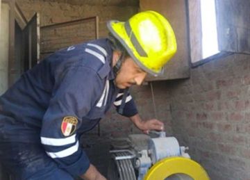 الشرطة تستخرج مواطنا محتجزا داخل مصعد أحد العقارات بالقاهرة