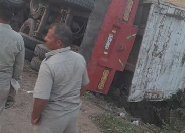 انقلاب سيارة نقل ثقيل على طريق طنطا كفر الزيات (صور)