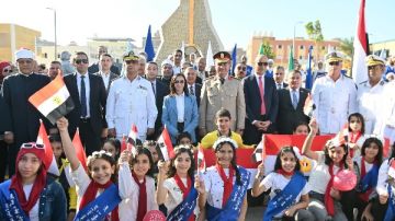 محافظ البحيرة تضع إكليلا من الزهور على النصب التذكاري للجندي المجهول بدمنهور