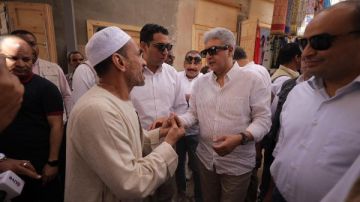 وزير السياحة والآثار يلتقي بائعي سوق قيسارية إسنا ويعد بدعم الحركة السياحية وزير السياحة والآثار يلتقي بائعي سوق قيسارية إسنا ويعد بدعم الحركة السياحية