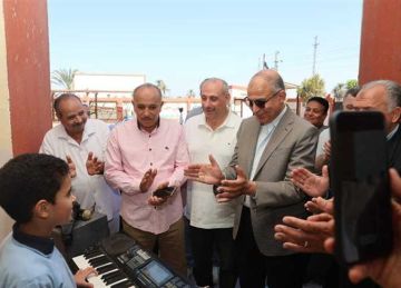 تلميذ في المنيا يعزف مقطوعة من سيمفونية عالمية شهيرة خلال زيارة المحافظ لإحدى المدارس تلميذ في المنيا يعزف مقطوعة من سيمفونية عالمية شهيرة خلال زيارة المحافظ لإحدى المدارس
