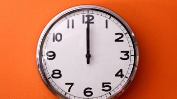 إرجاع عقرب الساعة 60 دقيقة عند الساعة 12:00 صباحا.. موعد بدء التوقيت الشتوي 2025