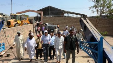 المحافظ يتفقد مرسى عبارة غرب أسوان الخدمي ويوجه بإحكام السيطرة عليه المحافظ يتفقد مرسى عبارة غرب أسوان الخدمي ويوجه بإحكام السيطرة عليه