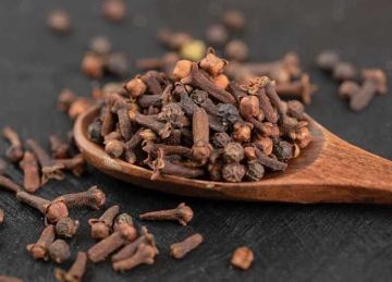 لماذا ينصح بمضغ القرنفل قبل النوم؟ 5 أسرار خفية