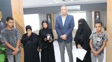 محافظ أسوان يكرم أسر العاملين شهداء العمل.. ويسلمهم شهادات تقدير ودرع ومكافآت مالية مجزية