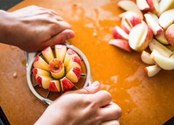 هتعرفي تحطيه فى اللانش بوكس.. 4 طرق لمنع أكسدة التفاح المتقطع (لونه مش هيتغير) هتعرفي تحطيه فى اللانش بوكس.. 4 طرق لمنع أكسدة التفاح المتقطع (لونه مش هيتغير)