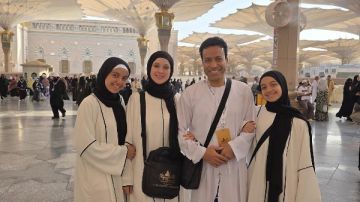 أحدث ظهور لـ سامح حسين مع زوجته وبناته من الحرم النبوي شاهد