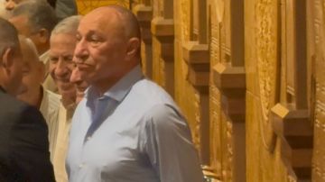 الخطيب وحسن حمدي أبرز الحضور في عزاء عم محمد الجارحي صور