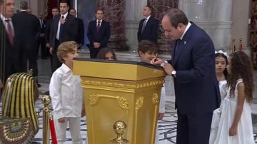 الرئيس السيسي يسجل توقيعا على رسالة سلام من مصر إلى العالم 