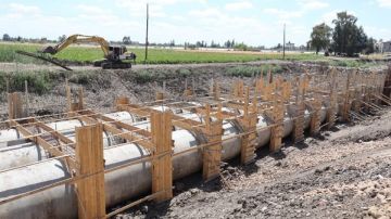 بطول 550 مترا.. محافظ كفر الشيخ يتابع أعمال تغطية مصرف سالم صور