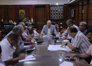 تكريم طالب في قنا لفوزه بالمركز الثالث عالميا في تصميم المواقع الإلكترونية بماليزيا