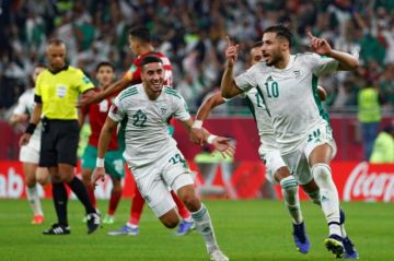 لاعبو الجزائر يرقصون احتفالا بالتأهل إلى كأس العالم