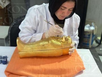 مصر تخلد فعالية افتتاح المتحف بدعوة فنية مستوحاة من تابوت الملك الذهبي مصر تخلد فعالية افتتاح المتحف بدعوة فنية مستوحاة من تابوت الملك الذهبي