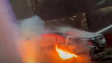 السيطرة على حريق سيارة في ميدان الرماية.. صور