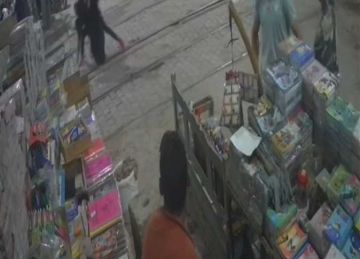 مراقب برج ينقذ سيدة من الموت أسفل قطار في المنيا مراقب برج ينقذ سيدة من الموت أسفل قطار في المنيا