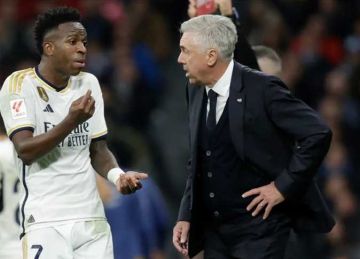 ألونسو في مرمى الاتهام .. فينيسيوس يعلن ولاءه لأنشيلوتي: منحني الثقة ألونسو في مرمى الاتهام .. فينيسيوس يعلن ولاءه لأنشيلوتي: منحني الثقة