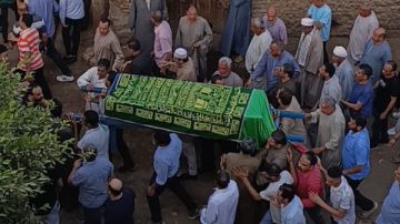 بمسقط رأسه بأسيوط.. تشييع جنازة شاب انهار عليه بئر بمنطقة صحراوية أثناء الحفر بالمنيا بمسقط رأسه بأسيوط.. تشييع جنازة شاب انهار عليه بئر بمنطقة صحراوية أثناء الحفر بالمنيا