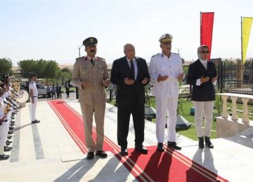 محافظ الوادي الجديد يضع إكليلا من الزهور على النصب التذكاري لشهداء القوات المسلحة