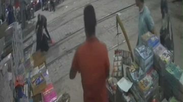 مراقب برج ينقذ سيدة من الموت أسفل عجلات قطار بمزلقان مغاغة في المنيا مراقب برج ينقذ سيدة من الموت أسفل عجلات قطار بمزلقان مغاغة في المنيا