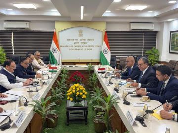 وزير الخارجية يلتقي وزير الكيماويات والأسمدة الهندي وزير الخارجية يلتقي وزير الكيماويات والأسمدة الهندي