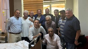 الدردير ينشر صورة لزيارة نجوم الزمالك القدامي للمعلم حسن شحاته