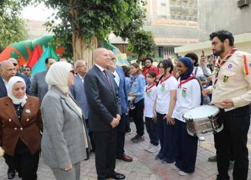 بملابس فرعونية.. محافظ القاهرة يشارك الطلاب تحية العلم ويتحدث معهم عن المتحف المصري الكبير بملابس فرعونية.. محافظ القاهرة يشارك الطلاب تحية العلم ويتحدث معهم عن المتحف المصري الكبير