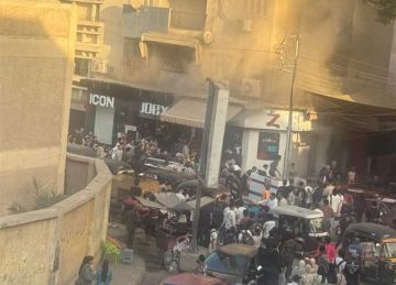 تصاعد أعمدة الدخان.. اندلاع حريق داخل مطعم شهير بالمحلة (صور)