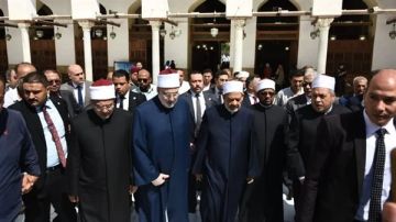 شيخ الأزهر يشيع جنازة الدكتور أحمد عمر هاشم