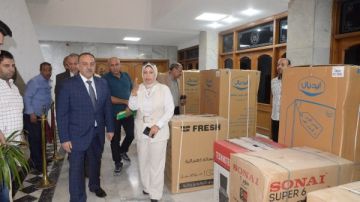 محافظ أسيوط يوزع أجهزة كهربائية وأثاثا للأسر الأولى بالرعاية بمنطقة المصلى