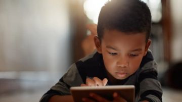 أستاذ علم اجتماع: الأطفال هم الفئة الأكثر عرضة لمخاطر السوشيال ميديا