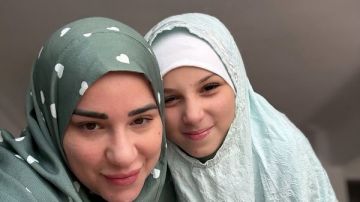 أسماء شريف منير مع ابنتها بإسدال الصلاة شاهد