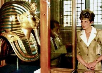  الأميرة ديانا تترك توقيعها أثناء زيارة قاعة الملك توت عنخ آمون بمتحف التحرير (تفاصيل)