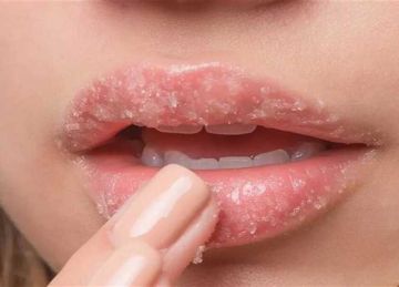 حل سهل وفي كل بيت.. علاج تشقق الشفاه مع انخفاض درجات الحرارة