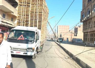 سقوط عمود إنارة نتيجة اصطدام سيارة محملة بالأخشاب بإحدى قرى بلبيس في الشرقية