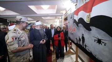 قيادات الأزهر والدفاع الشعبي يفتتحون المعرض الفني على هامش الندوة التثقيفية قيادات الأزهر والدفاع الشعبي يفتتحون المعرض الفني على هامش الندوة التثقيفية