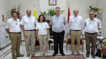 مطران الكنيسة اللاتينية يستقبل جماعة طريق جديد ويشيد بروح الوحدة