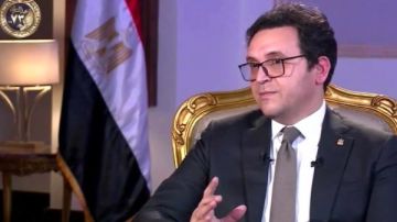 وزير الثقافة يقدم واجب العزاء في والدة أمير عيد وزير الثقافة يقدم واجب العزاء في والدة أمير عيد