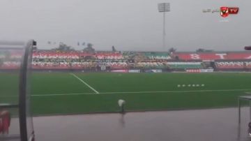 أمطار ورياح.. لقطات من ملعب مباراة إيجل نوار والأهلي في دوري الأبطال صور أمطار ورياح.. لقطات من ملعب مباراة إيجل نوار والأهلي في دوري الأبطال صور
