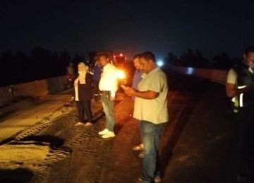 انقلاب سيارة نقل محملة بزيت هالك على طريق طنطا السنطة الجديد (صور)