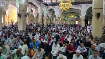 تزامنا مع مولده.. الآلاف يؤدون صلاة الجمعة بمسجد إبراهيم الدسوقي صور تزامنا مع مولده.. الآلاف يؤدون صلاة الجمعة بمسجد إبراهيم الدسوقي صور