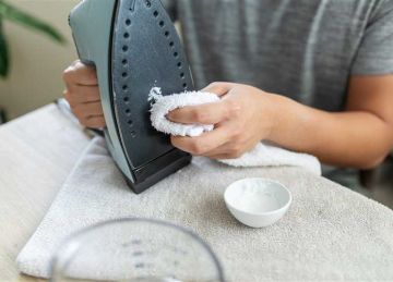 عشان تحافظي عليها.. طريقة تنظيف المكواة من الرواسب