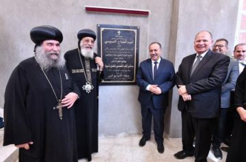 محافظ أسيوط والبابا تواضروس يضعان حجر الأساس لمستشفيين بأسيوط