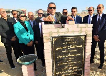 محافظ السويس يضع حجر الأساس لمشروعين جديدين بالمنطقة الحرة.. صور