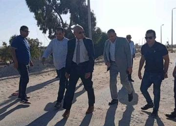 محافظ شمال سيناء يتوقف لمساعدة أسرة تعطلت سيارتهم على الطريق الدولي