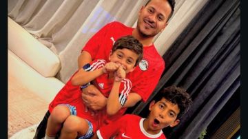 مع نجليه.. كريم عفيفي يشاهد مباراة المنتخب في تصفيات كأس العالم مع نجليه.. كريم عفيفي يشاهد مباراة المنتخب في تصفيات كأس العالم