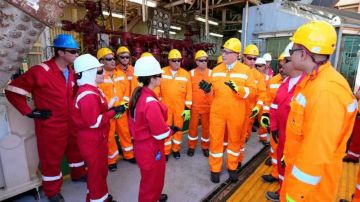 وزير البترول يتفقد الحفار البحري (القاهر-2) استعدادا لحفر بئر جديدة لإيني الإيطالية في البحر المتوسط