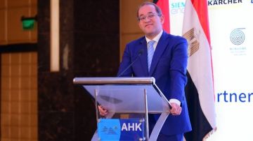 وزير المالية: الاقتصاد يتحسن بصورة أكثر تنوعا ويستهدف التصنيع والتصدير وزير المالية: الاقتصاد يتحسن بصورة أكثر تنوعا ويستهدف التصنيع والتصدير