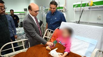 3 منهم حالتهم حرجة ..رئيس جامعة أسيوط يزور تلاميذ حادث تروسيكل منقباد