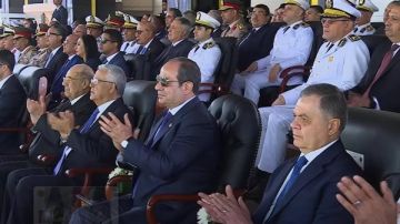 الرئيس السيسي يتناول وجبة الإفطار بمشاركة كبار المدعوين في احتفال أكاديمية الشرطة الرئيس السيسي يتناول وجبة الإفطار بمشاركة كبار المدعوين في احتفال أكاديمية الشرطة