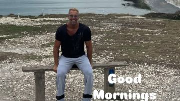 تامر هجرس يخطف الأنظار بإطلالة صباحية علي البحر.. شاهد